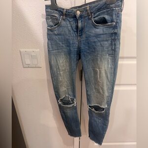 Skinny jeans with cutouts on knees